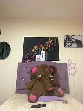 Emmie Hot online show from 7, 11, 2025