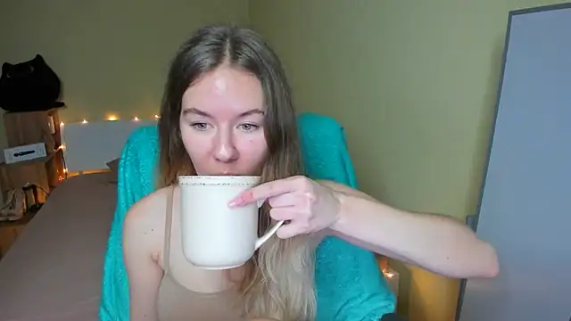 Snapshot of EmilyPaw chatting on 4, 2, 2025 EmilyPaw online show from 4, 2, 2025