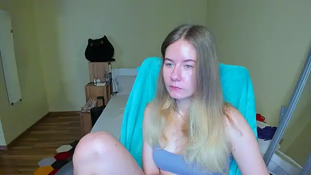 Snapshot of EmilyPaw chatting on 5, 3, 2025 EmilyPaw online show from 5, 3, 2025