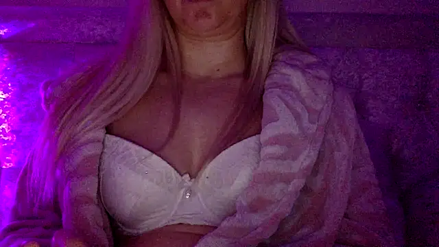 Blonde KylieXX online show from 28, 1, 2025