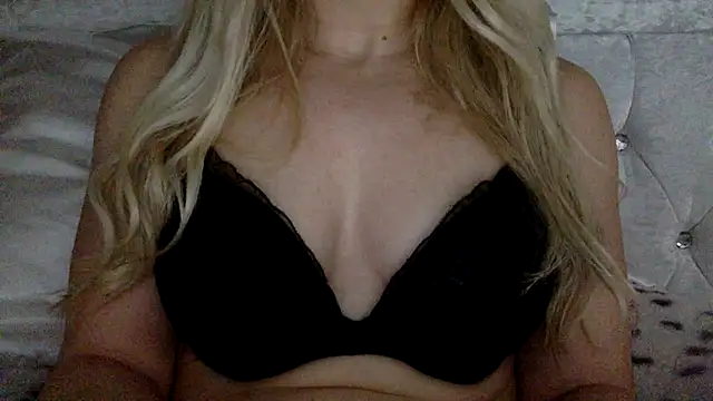 Blonde KylieXX online show from 1, 2, 2025
