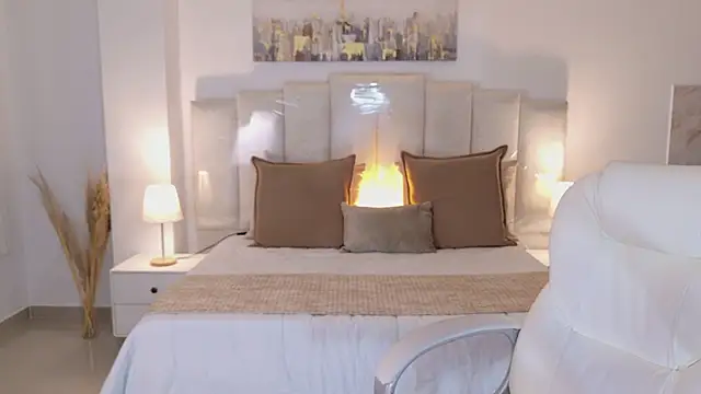 Layla Breezee online show from 16, 4, 2026