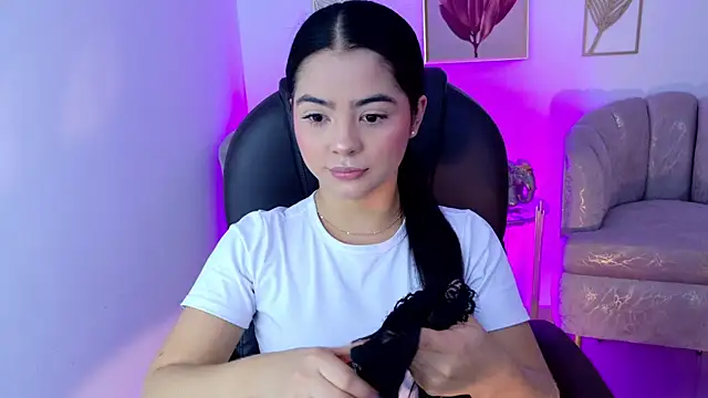 Snapshot of Layla_Breezee chatting on 26, 4, 2026 Layla Breezee online show from 26, 4, 2026