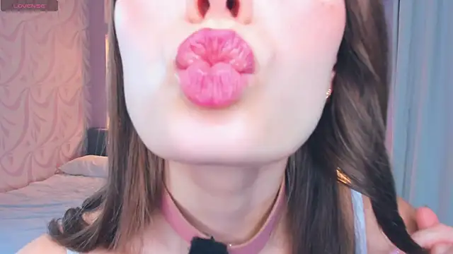 Snapshot of FloraDobb chatting on 16, 11, 2025 FloraDobb online show from 16, 11, 2025