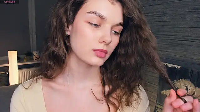 Snapshot of FloraDobb chatting on 8, 3, 2025 FloraDobb online show from 8, 3, 2025