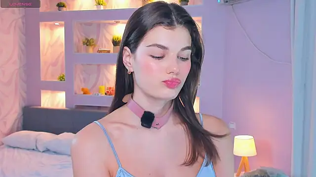 Snapshot of FloraDobb chatting on 4, 11, 2025 FloraDobb online show from 4, 11, 2025