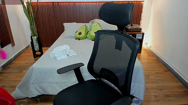 Melina Cooper  online show from 17, 9, 2025