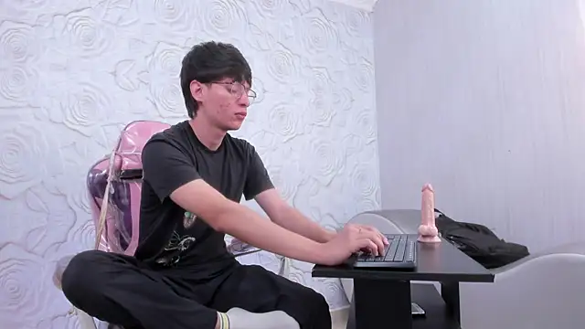 OliverWhite18 online show from 10, 3, 2025