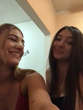 Snapshot of bellalovexxX1 chatting on 4, 3, 2025 bellalovexxX1 online show from 4, 3, 2025