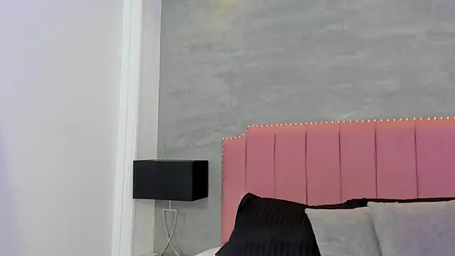 Alaia Colins online show from 4, 10, 2025