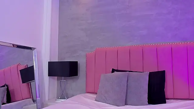 Alaia Colins online show from 18, 10, 2025