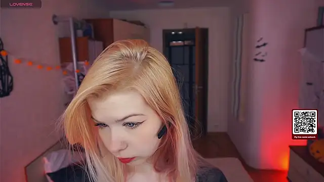 LynetHakes online show from 30, 10, 2025