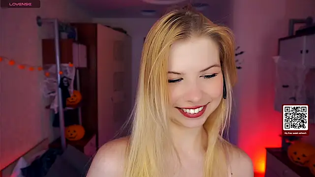 LynetHakes online show from 9, 10, 2025