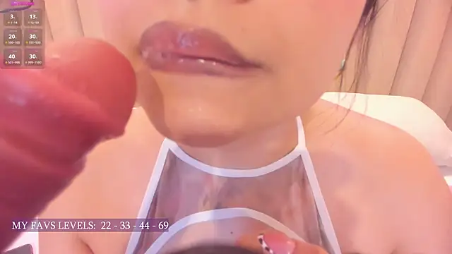 Naomymonroe  online show from 17, 9, 2025