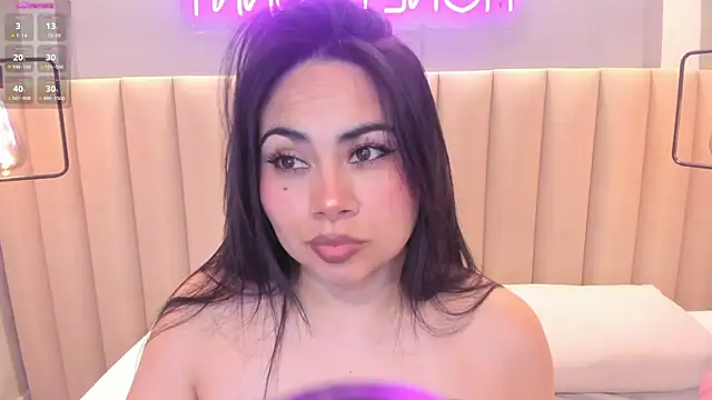 Naomymonroe  online show from 18, 9, 2025