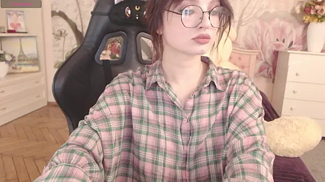 Snapshot of BritneyBarker chatting on 26, 11, 2025 BritneyBarker online show from 26, 11, 2025