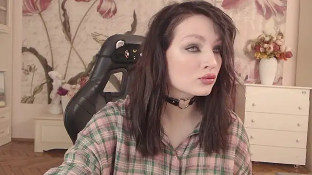 Snapshot of BritneyBarker chatting on 5, 2, 2026 BritneyBarker online show from 5, 2, 2026