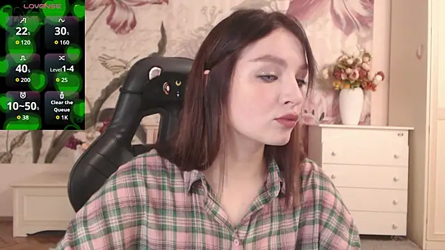 Snapshot of BritneyBarker chatting on 18, 11, 2025 BritneyBarker online show from 18, 11, 2025