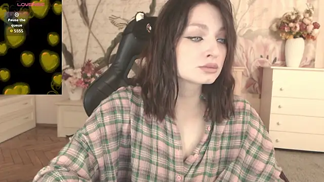 Snapshot of BritneyBarker chatting on 4, 10, 2025 BritneyBarker online show from 4, 10, 2025