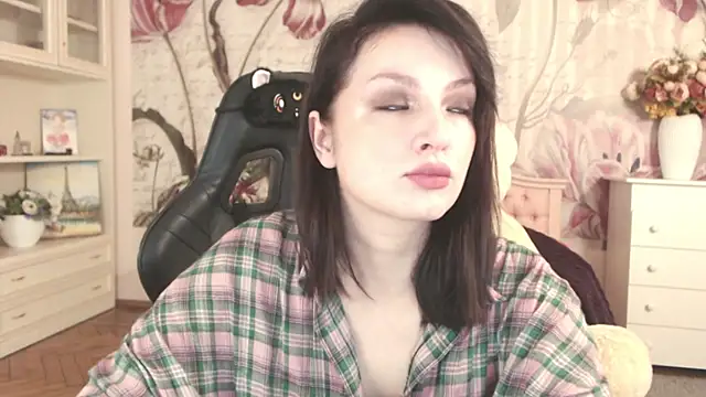 Snapshot of BritneyBarker chatting on 13, 10, 2025 BritneyBarker online show from 13, 10, 2025