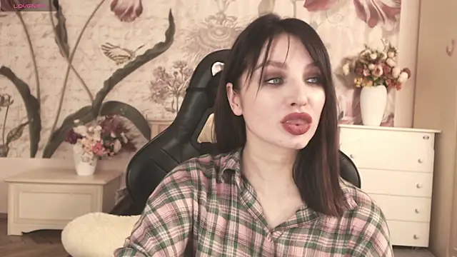 Snapshot of BritneyBarker chatting on 6, 11, 2025 BritneyBarker online show from 6, 11, 2025