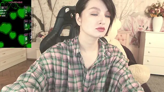 Snapshot of BritneyBarker chatting on 6, 10, 2025 BritneyBarker online show from 6, 10, 2025