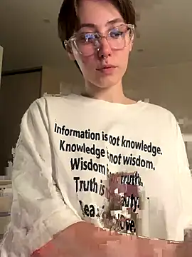 Molli Luv online show from 17, 10, 2025