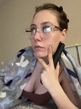 Molli Luv online show from 5, 11, 2025