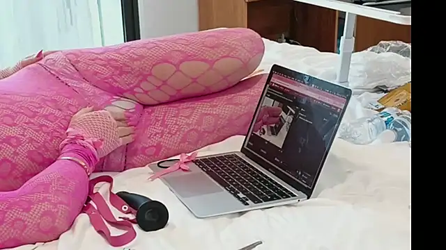 Cucked Sissy Bitch online show from 28, 3, 2026
