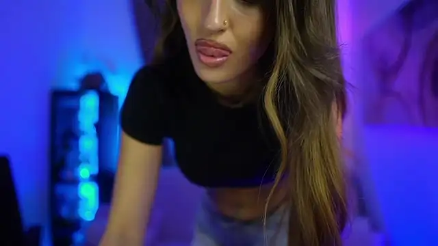 Clara Nia online show from 4, 11, 2025