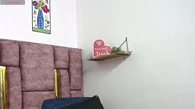 VICTORIAHANK  online show from 12, 4, 2026