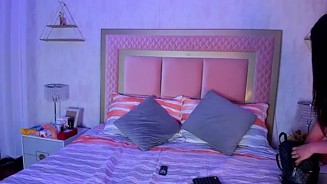 ElhaThomson online show from 16, 2, 2025