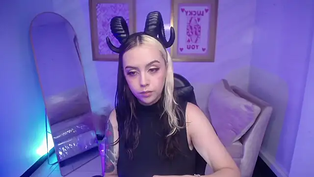 Hela v online show from 31, 10, 2025