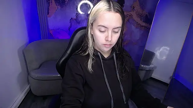 Hela v online show from 8, 11, 2025