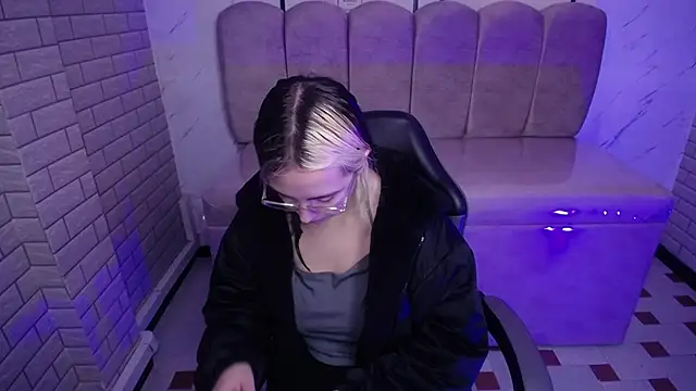 Hela v online show from 15, 11, 2025