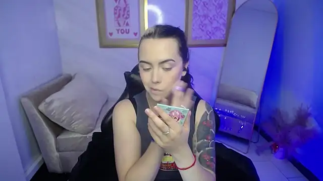 Hela v online show from 7, 11, 2025