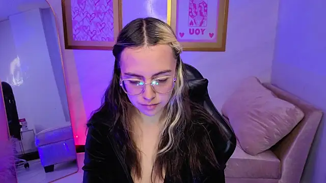 Hela v online show from 26, 11, 2025