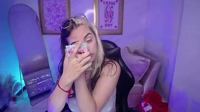 Hela v online show from 10, 11, 2025