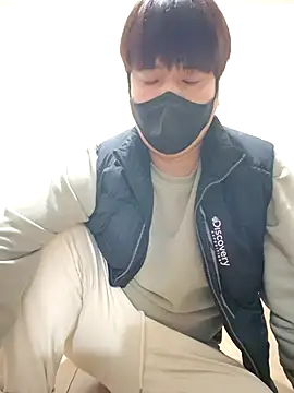 Tyyyggjju online show from 5, 12, 2025