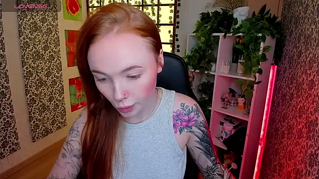 Snapshot of Maya_Light chatting on 8, 10, 2025 Maya Light online show from 8, 10, 2025