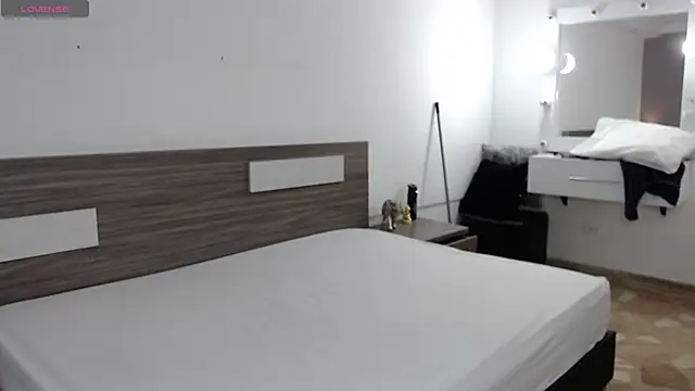 Liiamthompson online show from 17, 12, 2025