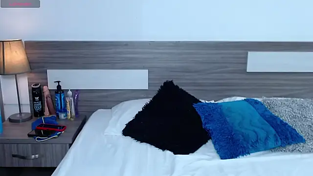 Liiamthompson online show from 17, 12, 2025