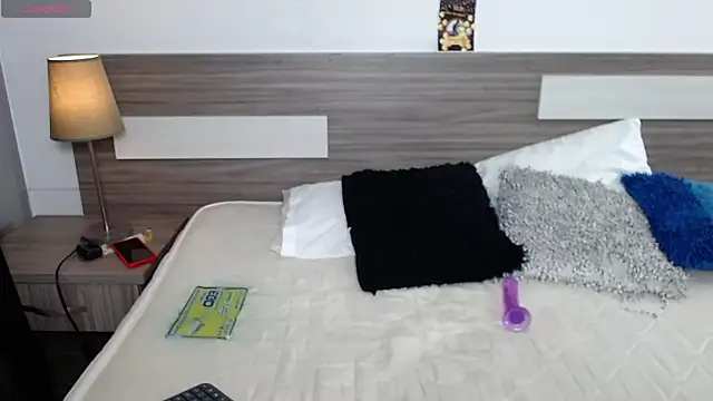 Liiamthompson online show from 12, 11, 2025