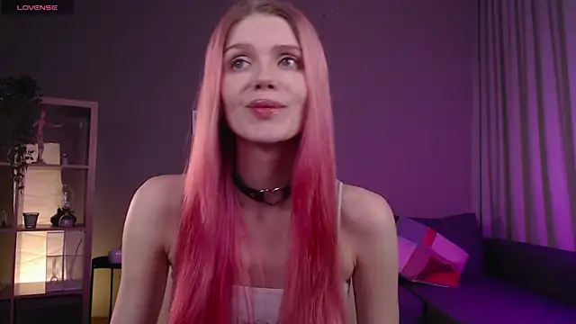 Gretchen Mol online show from 3, 11, 2025