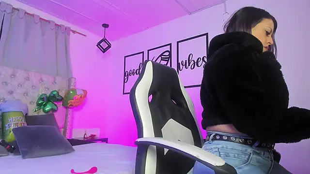 nicolee millerr online show from 25, 3, 2026