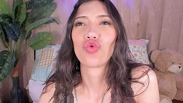 Snapshot of Miss_veronicaa2 chatting on 6, 7, 2026 Miss veronicaa2 online show from 6, 7, 2026