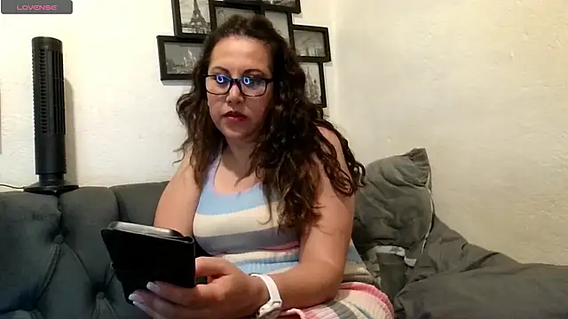 MirandaLatinaLovely online show from 12, 5, 2026