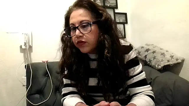 MirandaLatinaLovely online show from 11, 1, 2026