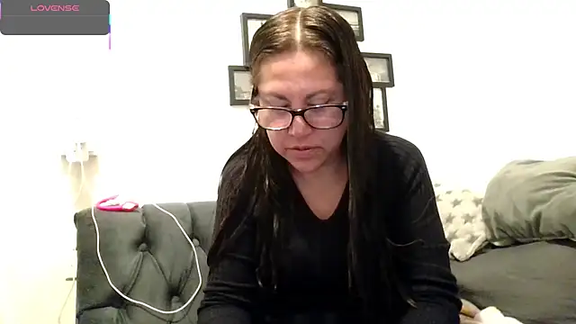 MirandaLatinaLovely online show from 12, 1, 2026