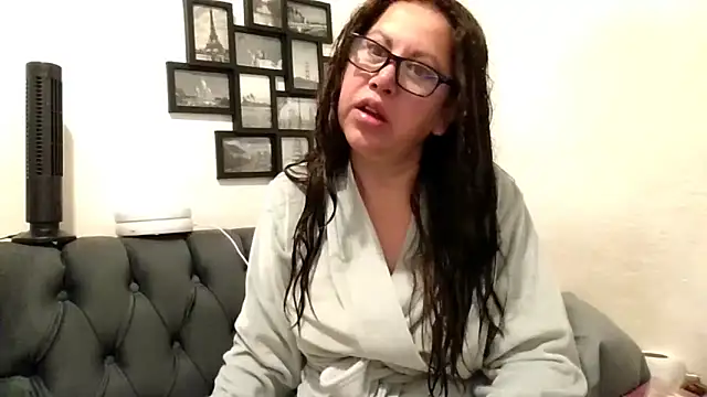 MirandaLatinaLovely online show from 10, 3, 2026